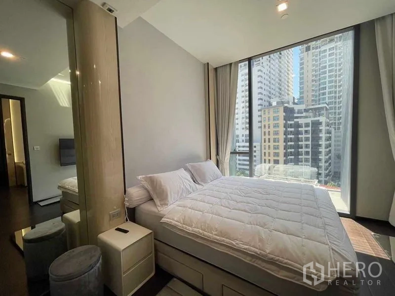 คอนโด ให้เช่า - ห้องนอนหน้าต่างสูงจรดเพดานมองเห็นวิวตึกย่านสุขุมวิท