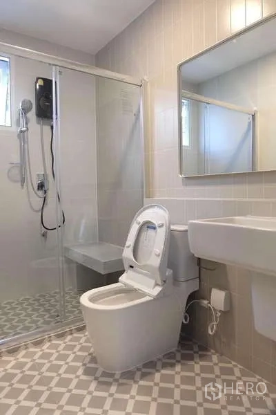 Detached House for rent in Bang Phli, Samut Prakan - Contemporary bathroom with glass shower enclosure, toilet and vanity.
