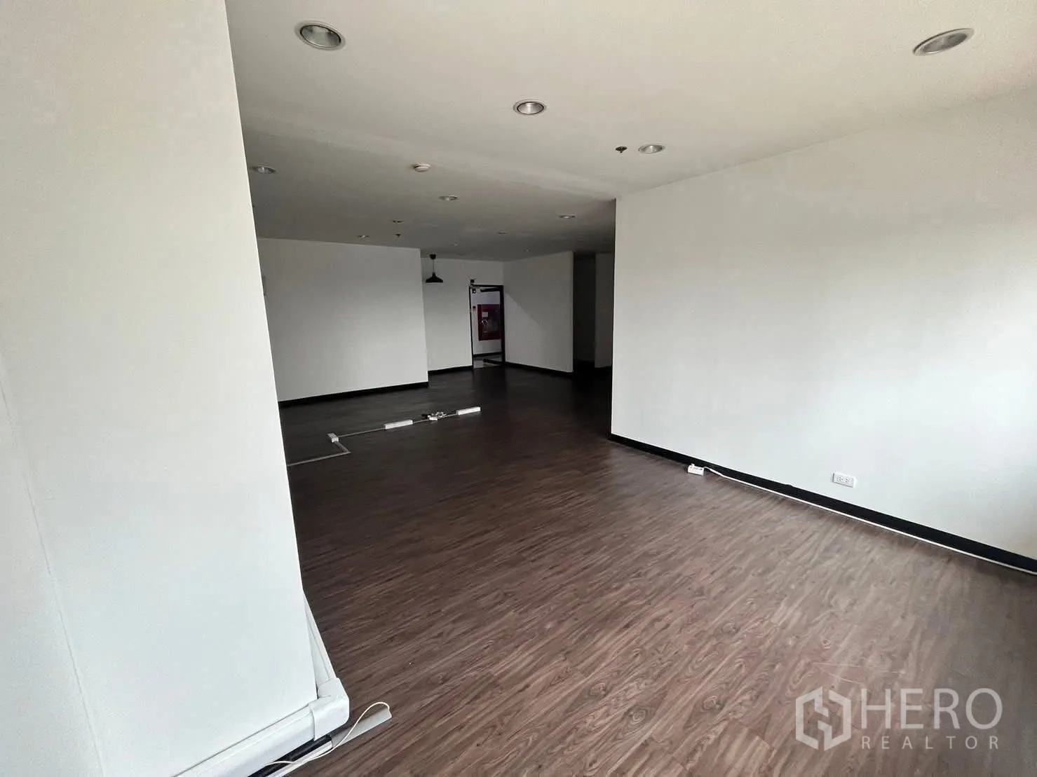 ออฟฟิศ for rent in Watthana, Bangkok - มุมมองจากพื้นที่หลักไปยังทางเข้า พร้อมรางเดินสายไฟบนพื้น.