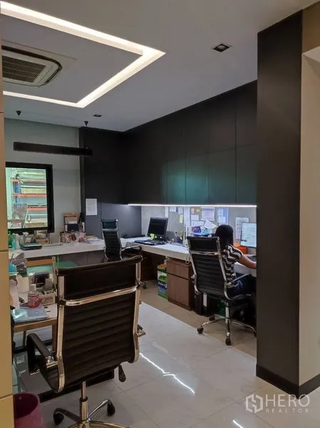 คลังสินค้า ขายในLat Krabang, Bangkok - ออฟฟิศโอเพ่นสเปซ โต๊ะคอมพิวเตอร์และเก้าอี้ทำงาน