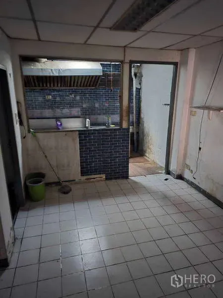 อาคารพาณิชย์ ให้เช่าในWatthana, Bangkok - โซนบริการพร้อมครัวเบา ซิงก์ และฮูดดูดควัน ข้างพื้นที่อเนกประสงค์