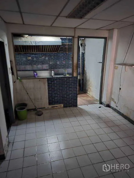 อาคารพาณิชย์ ให้เช่าในWatthana, Bangkok - โซนบริการพร้อมครัวเบา ซิงก์ และฮูดดูดควัน ข้างพื้นที่อเนกประสงค์