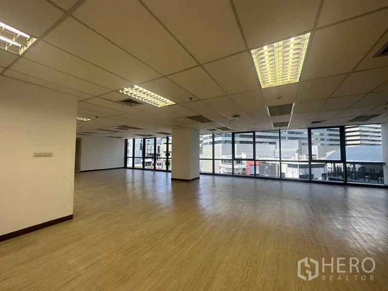 สำนักงาน ให้เช่าในWatthana, Bangkok - มุมออฟฟิศพร้อมหน้าต่างกระจกเต็มผนัง แสงไฟฟลูออเรสเซนต์ มองเห็นเส้นขอบฟ้าสุขุมวิท