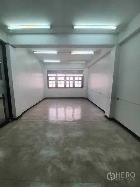 店屋 出租在Bang Rak, Bangkok - 狭长房间，明亮日光灯、窗户与干净的瓷砖地面。