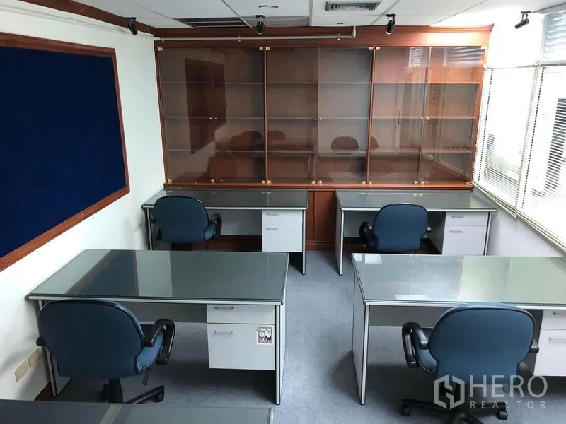 办公空间 出租在Din Daeng, Bangkok - 独立办公室，四张玻璃台面桌与展示柜临窗。
