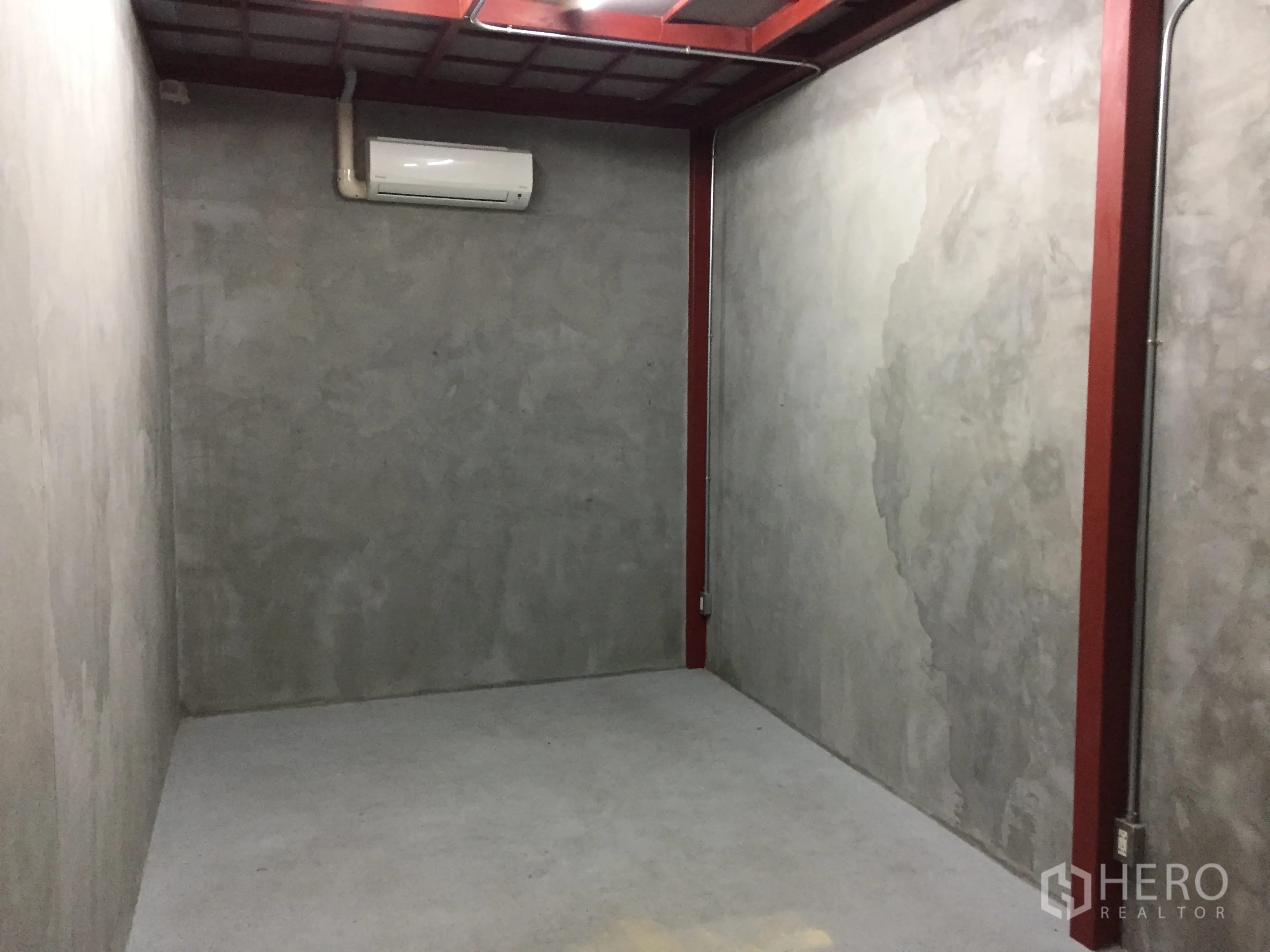 บ้าน ให้เช่าในDin Daeng, Bangkok - ห้องคอนกรีตขนาดกะทัดรัด โครงเหล็กสีแดง พร้อมแอร์แขวนผนัง