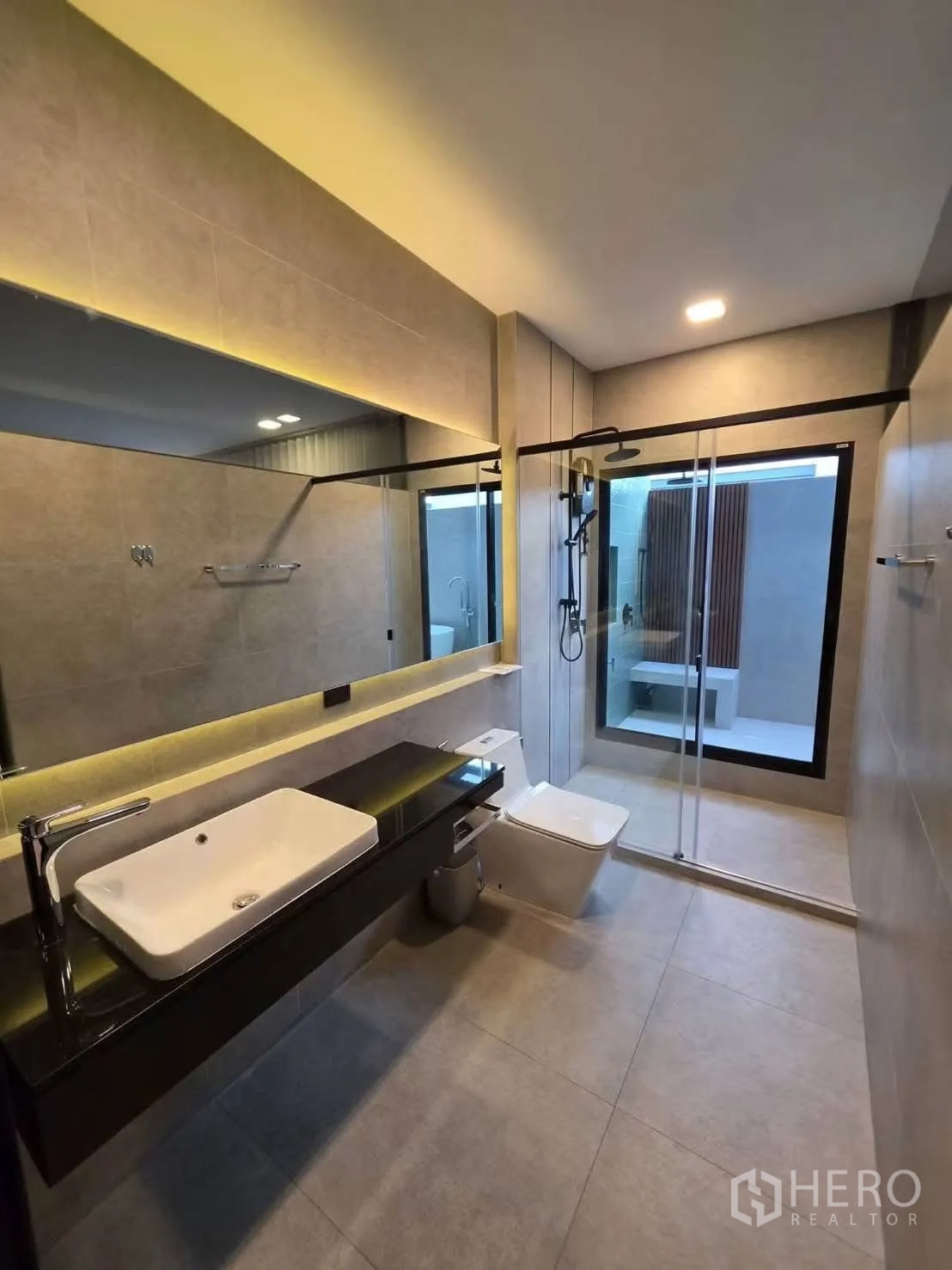 ทาวน์เฮาส์ for rent in Bang Phli, Samut Prakan - ห้องน้ำโมเดิร์น เคาน์เตอร์ยาว กระจกไฟ LED โถสุขภัณฑ์ และตู้กระจกกั้นอาบน้ำ