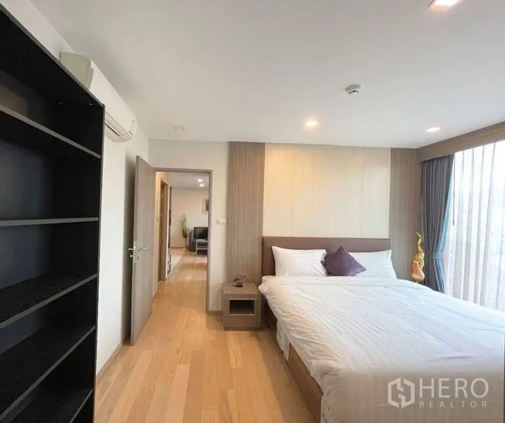 คอนโด ให้เช่า - ห้องนอนกว้างพื้นไม้ หน้าต่างมุมห้อง และชั้นวางของแบบเปิด