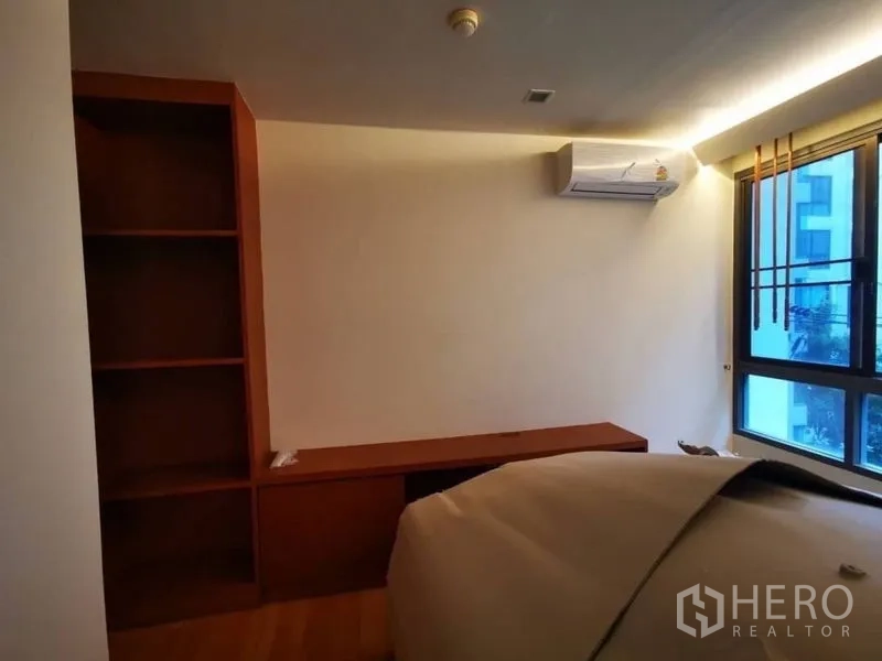 公寓 出售在Khlong Toei, Bangkok - 次卧或书房，内置书架、书桌与窗户。