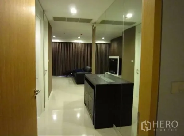 คอนโด ให้เช่าในSathon, Bangkok - โถงทางเดินผนังกระจกและตู้เก็บของ มองไปยังห้องนั่งเล่นผ้าม่านทึบ