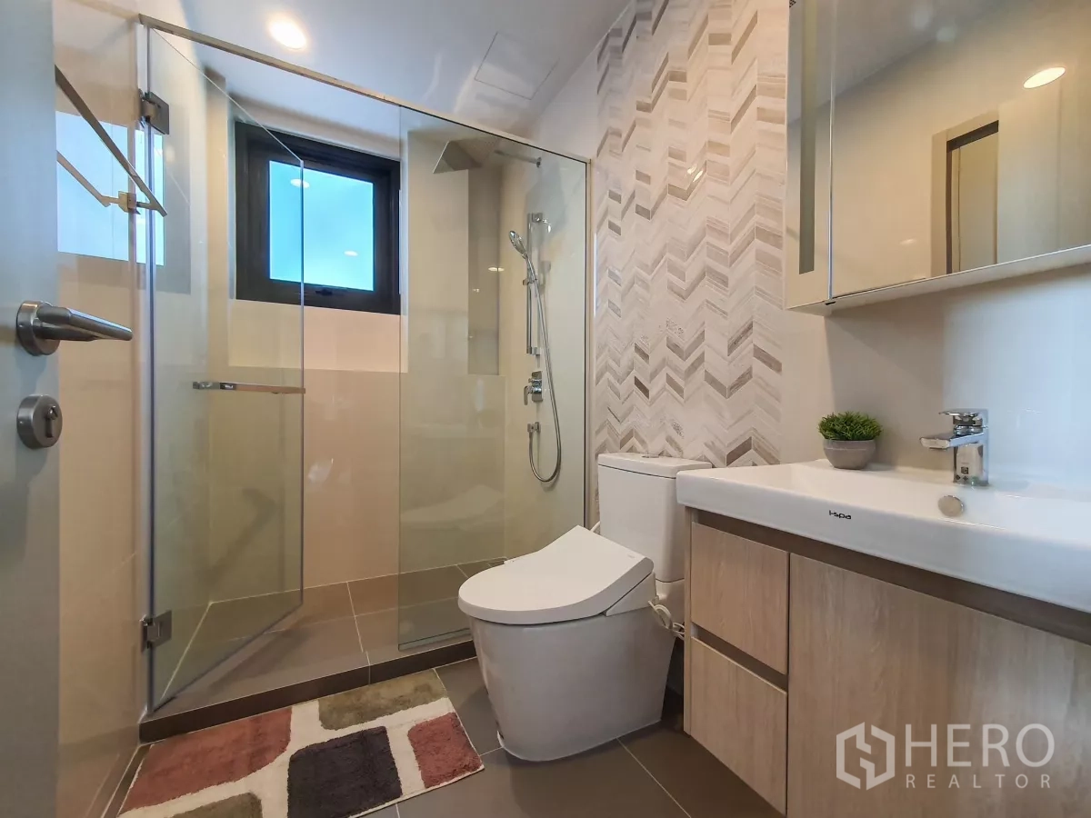 คอนโด ให้เช่าในKhlong Toei, Bangkok - ห้องน้ำสมัยใหม่ พร้อมตู้กระจกอาบน้ำ เคาน์เตอร์อ่างล้างหน้า และผนังลายกราฟิก