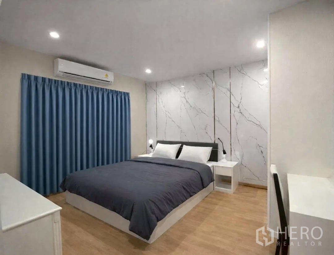 บ้านเดี่ยว for rent in Suan Luang, Bangkok - ห้องนอนอบอุ่น ผ้าม่านสีน้ำเงินและผนังลายหินอ่อน