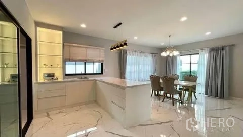 บ้านเดี่ยว for rent or sale in Bang Phli, Samut Prakan - ครัวโมเดิร์นไอส์แลนด์ใหญ่ พื้นหินอ่อน และชุดทานอาหาร