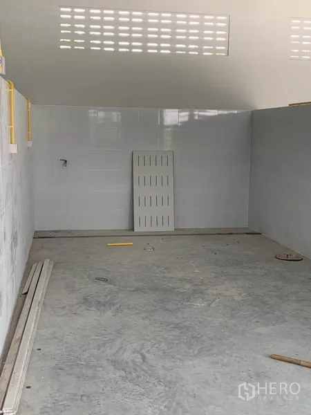 คลังสินค้า ให้เช่าหรือขายในThanyaburi, Pathum Thani - โซนทำงาน ผนังกระเบื้อง จุดสาธารณูปโภค และพื้นคอนกรีตเรียบ