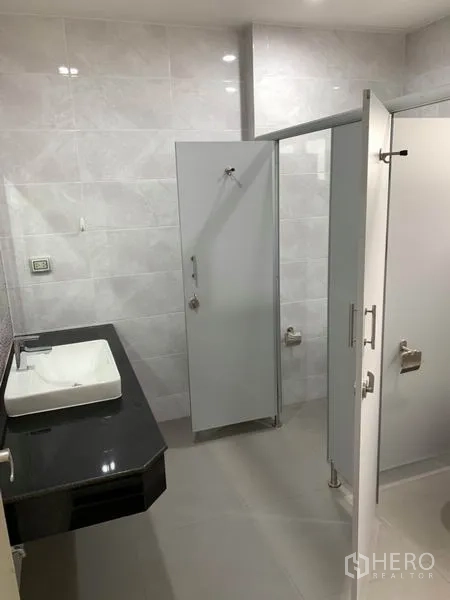 带办公室的家 出租或出售在Bang Na, Bangkok - 现代卫生间，台盆、瓷砖墙面与独立隔间。