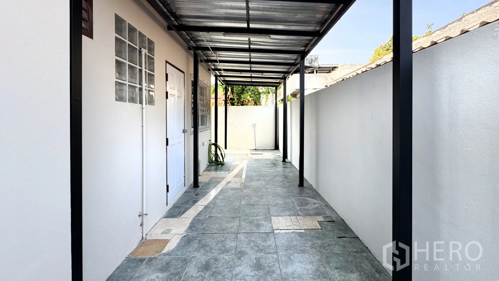 独栋房屋 for rent in Suan Luang, Bangkok - 房屋侧边加盖走道，地面铺砖并设多处出入口。