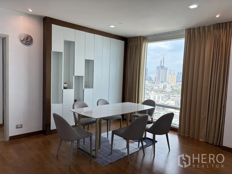 คอนโด for rent in Khlong San, Bangkok - พื้นที่รับประทานอาหาร โต๊ะหินอ่อน เก้าอี้สี่ตัว พร้อมหน้าต่างบานใหญ่