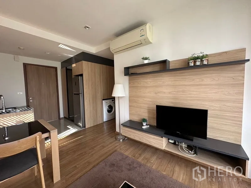 公寓 出租在Watthana, Bangkok - 客厅电视墙，置物架与空调，木质面板