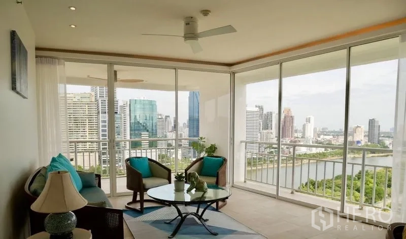 คอนโด ให้เช่าในKhlong Toei, Bangkok - ห้องนั่งเล่นมุมกระจกเต็มผนัง มองวิวเมืองแบบพาโนรามา