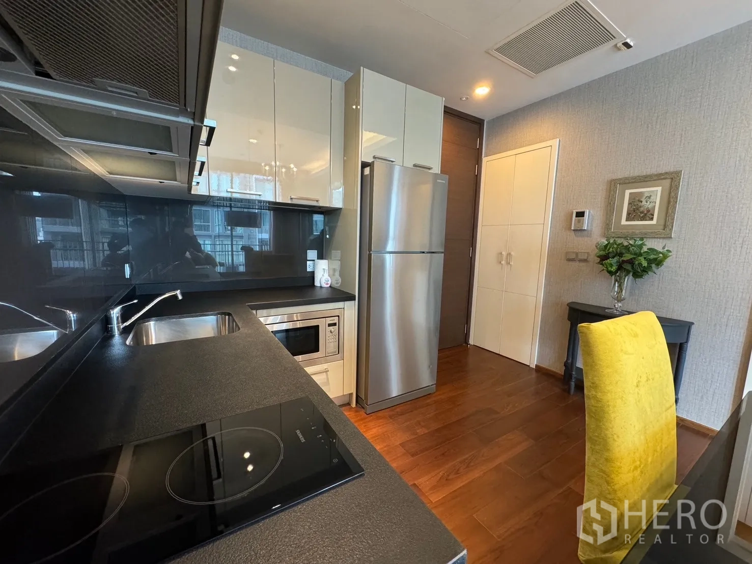 คอนโด ให้เช่าในWatthana, Bangkok - ครัวรูปตัว U ตู้หน้ามัน เฉดสีดำ พร้อมเตาไฟฟ้า ไมโครเวฟ และตู้เย็นขนาดใหญ่