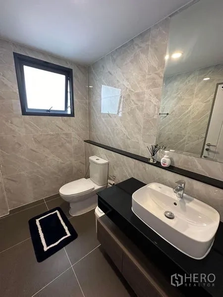 独立式住宅 出租在Bang Phli, Samut Prakan - 客用卫浴，瓷砖墙面，台上盆洗手台与外窗。