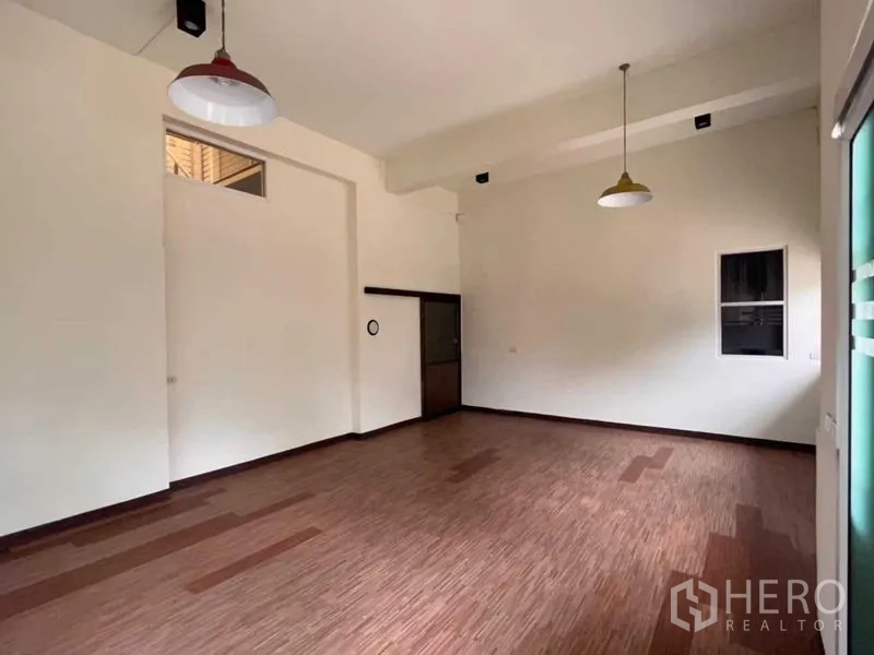 Warehouse for rent in Bang Phli, Samut Prakan - Spacious office hall with high ceiling, pendant lamps and vinyl wood flooring.