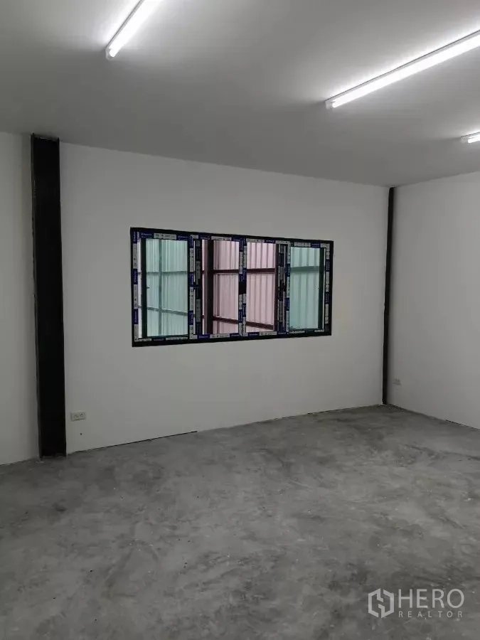 货栈 出租在Khlong Toei, Bangkok - 办公室内部完成面，照明充足，配窗户临仓库。