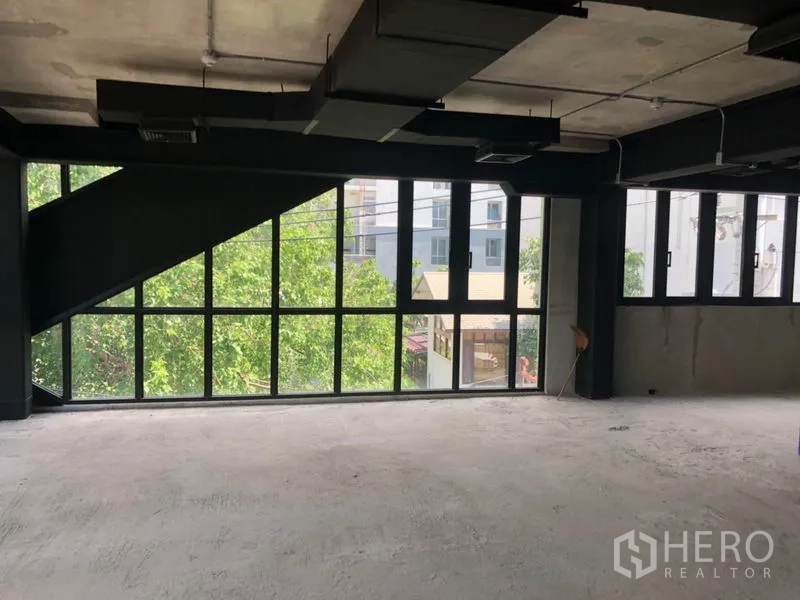 零售空间 出租在Khlong Toei, Bangkok - 采光充足的转角商铺，通透落地玻璃与外露天花，俯瞰素坤逸社区。