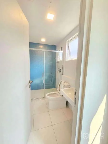 Detached House for rent or sale in Prawet, Bangkok - Clean bathroom featuring blue tiled shower wall, glass door and white fixtures.