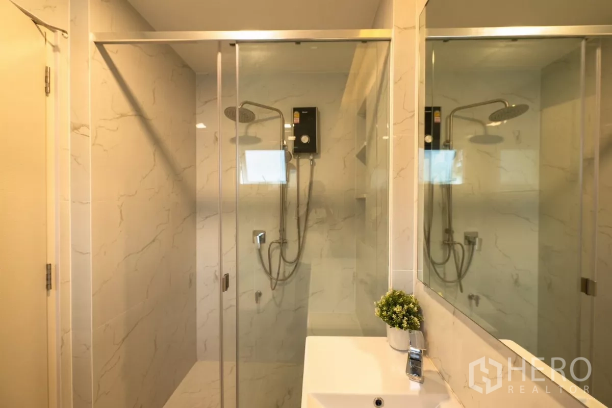 Detached House for rent or sale in Prawet, Bangkok - Modern bathroom with long vanity, smart toilet and window.