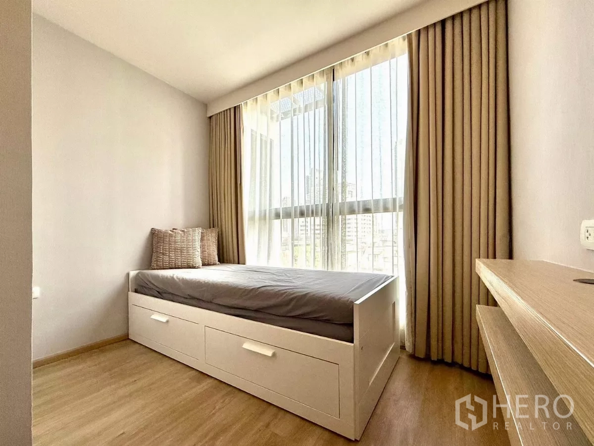 คอนโด ให้เช่าหรือขายในWatthana, Bangkok - ห้องนอนที่สามหรือห้องทำงาน เตียงเดย์เบดพร้อมลิ้นชัก วิวเมือง