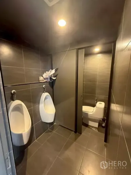 零售空间 出租在Watthana, Bangkok - 现代瓷砖卫生间，设有小便器与独立坐厕