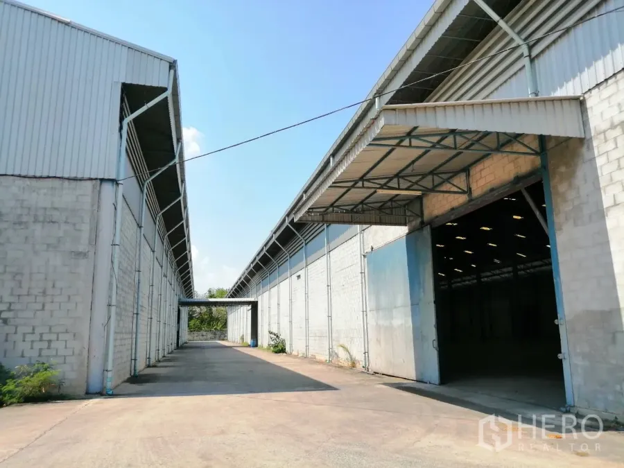 คลังสินค้า ให้เช่าในChaloem Phra Kiat, Saraburi - ทางวิ่งระหว่างโกดังสองหลัง พร้อมกันสาดและประตูสไลด์เปิดรับรถบรรทุก
