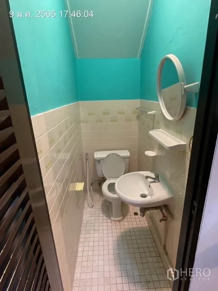 บ้าน ให้เช่าในKhlong Toei, Bangkok - ห้องน้ำแขกขนาดกะทัดรัด พร้อมโถสุขภัณฑ์ อ่างล้างหน้า และผนังสีฟ้าเขียว