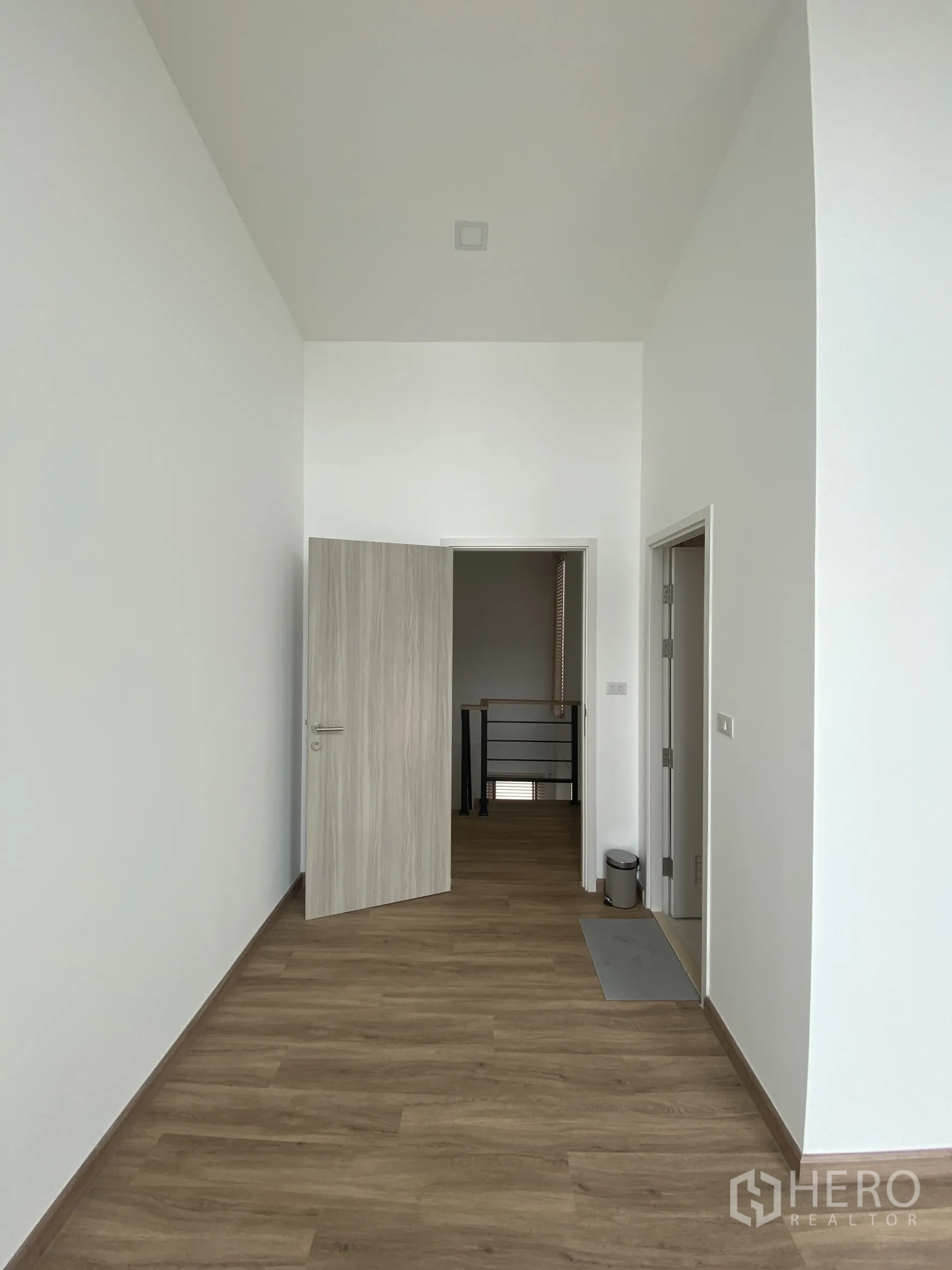 Townhouse for rent or sale in Bang Khae, Bangkok - Hallway or secondary bedroom with wood floors leading to landing and rail