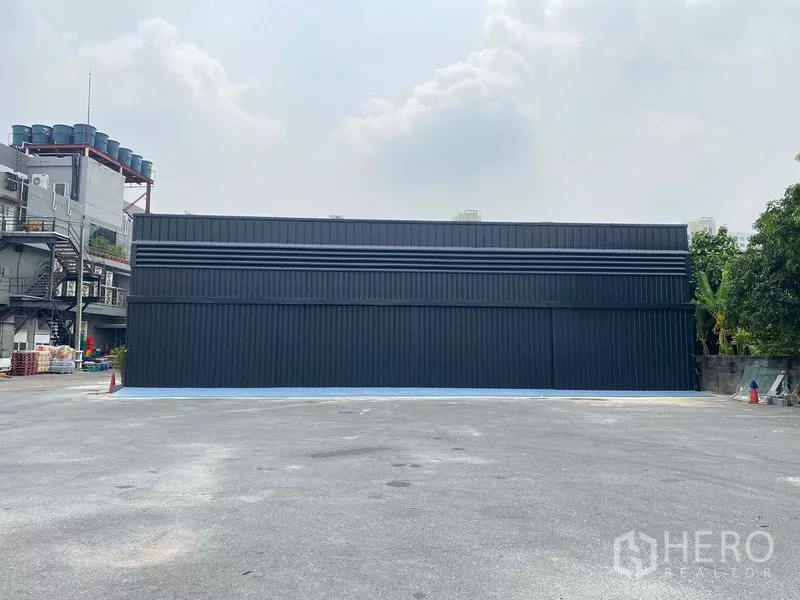 Warehouse for rent in Wang Thonglang, Bangkok - Front view of warehouse with expansive forecourt providing parking and loading area