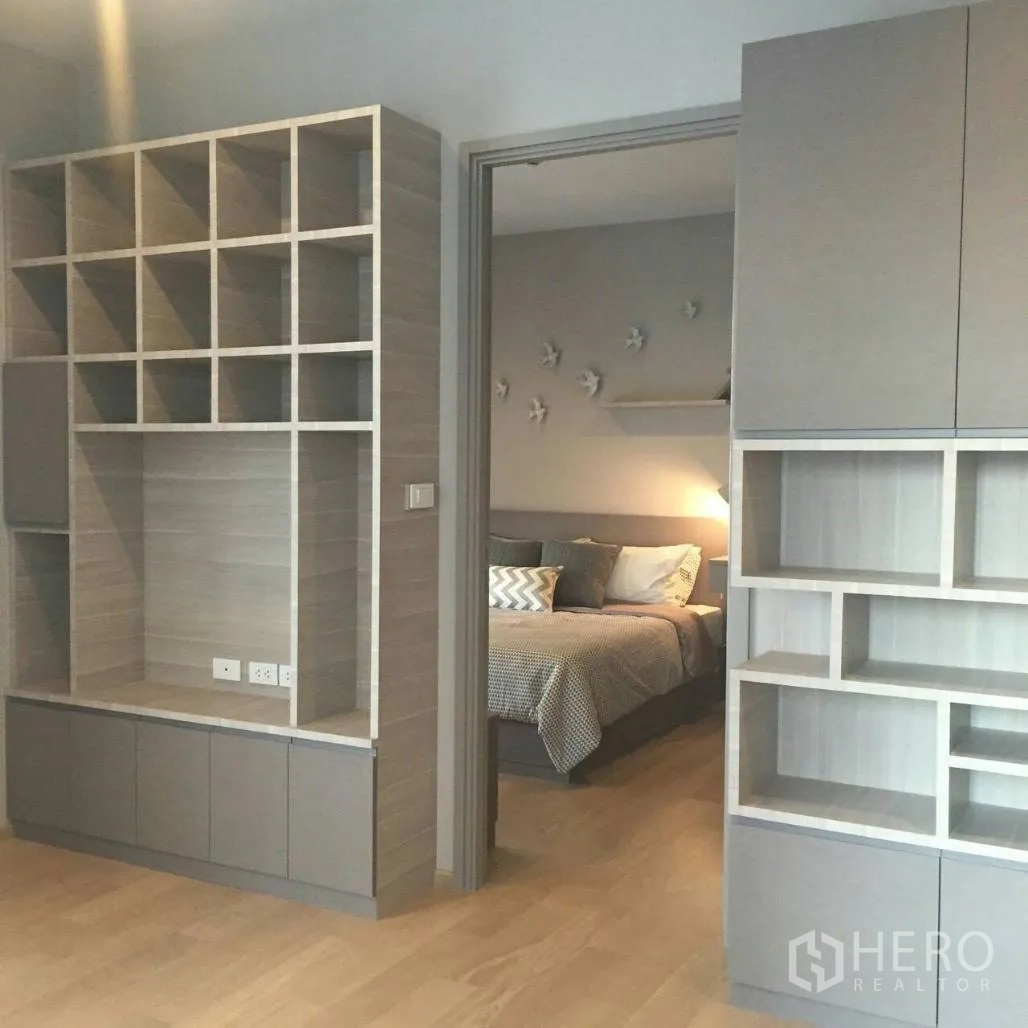 คอนโด ให้เช่าในWatthana, Bangkok - ชั้นวางบิวท์อินและตู้ทีวีในห้องนั่งเล่น มีประตูเชื่อมเข้าสู่ห้องนอน