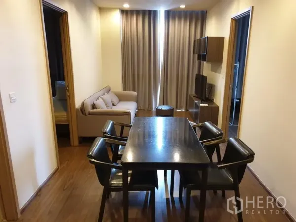 คอนโด ให้เช่าในWatthana, Bangkok - พื้นที่นั่งเล่นและทานอาหารแบบเปิด โต๊ะหกที่นั่ง โซฟา ตู้ทีวี และผ้าม่านสูงถึงเพดาน