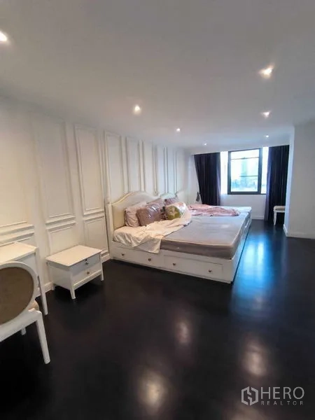 คอนโด ให้เช่าในWatthana, Bangkok - ห้องนอนใหญ่ เตียงคิงไซส์ ผนังตกแต่ง และไฟฝังฝ้า