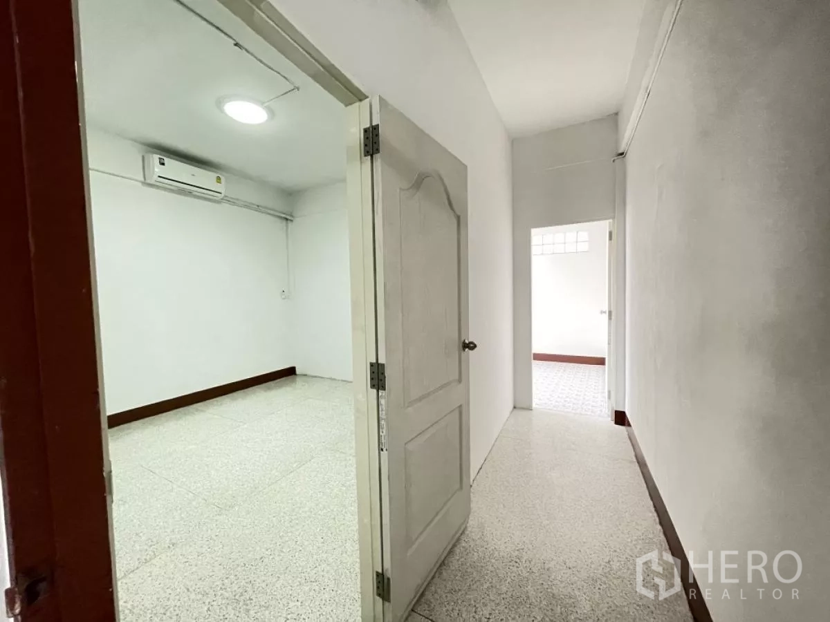 带办公室的家 出租在Din Daeng, Bangkok - 带空调的房间，白色门通向走廊，墙面明亮。