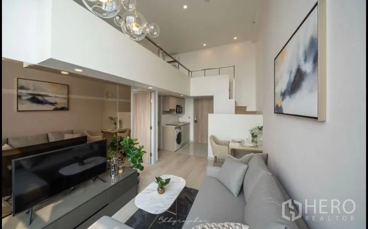 คอนโด ให้เช่าในSathon, Bangkok - พื้นที่โอเพ่นแพลนพร้อมชั้นลอย ทีวีคอนโซล มุมนั่งทานอาหาร และบันไดโทนสีอบอุ่น