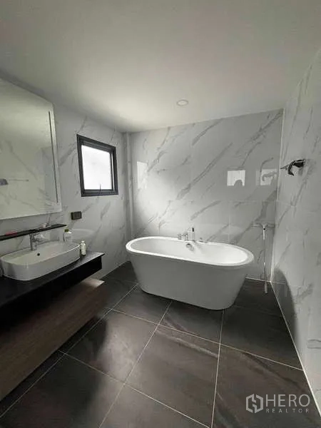บ้าน ให้เช่าในMueang Nonthaburi, Nonthaburi - ห้องน้ำกว้างพร้อมอ่างอาบน้ำแบบลอยตัว เคาน์เตอร์อ่างล้างหน้า ผนังลายหินอ่อน