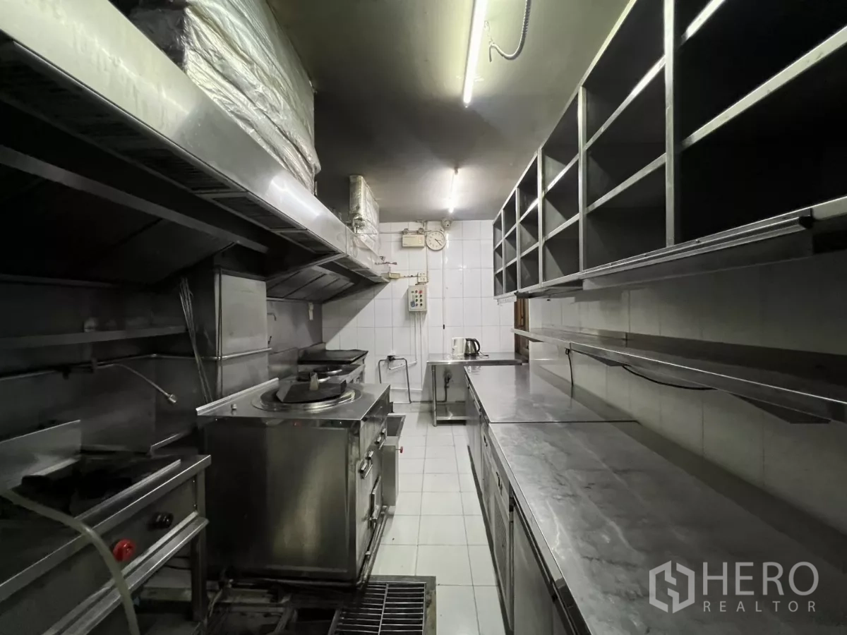 零售空间 出租 - 全套商用厨房，含不锈钢炉灶、排烟罩与备餐台。