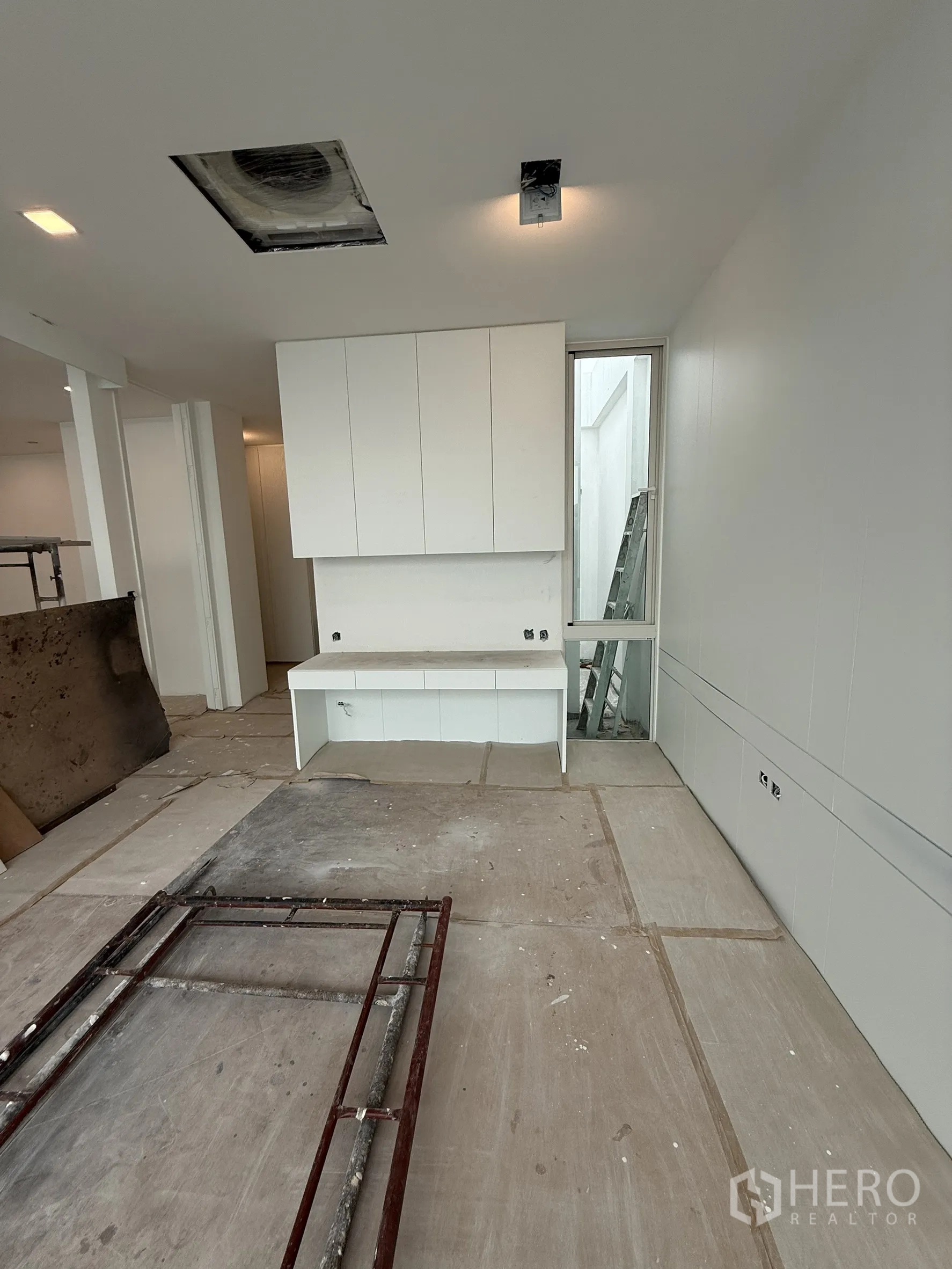 Detached House for sale in Bang Phli, Samut Prakan - Bright room with white built-ins and ceiling openings for air-conditioning.