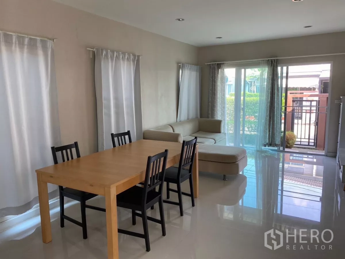 บ้าน ให้เช่าหรือขายในSuan Luang, Bangkok - พื้นที่รับประทานอาหารแบบเปิด โต๊ะไม้และเก้าอี้สี่ตัวติดกับโซนนั่งเล่น