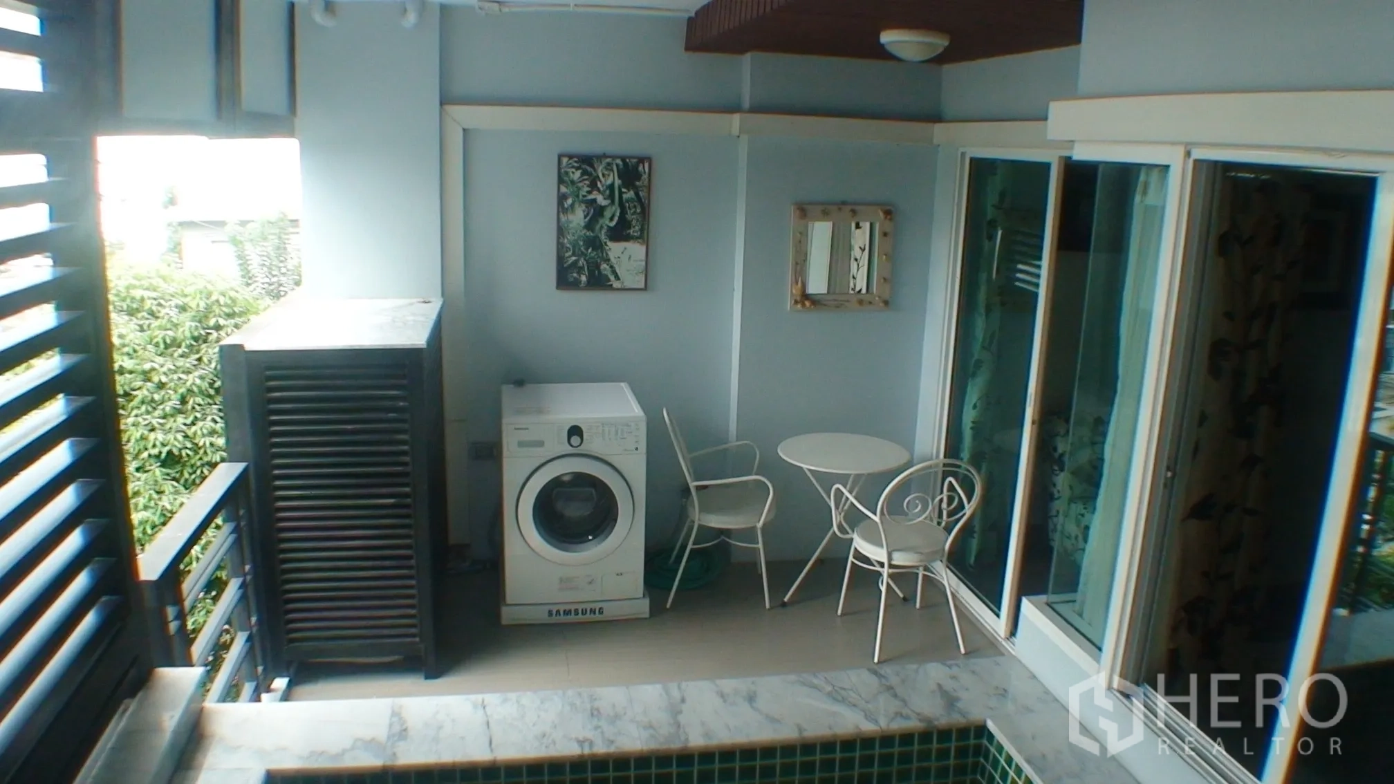 คอนโด ให้เช่าในPhra Khanong, Bangkok - ระเบียงแบบมีหลังคาพร้อมเครื่องซักผ้า ชุดโต๊ะเก้าอี้ และระแนงบังตา ข้างสระแช่ตัว