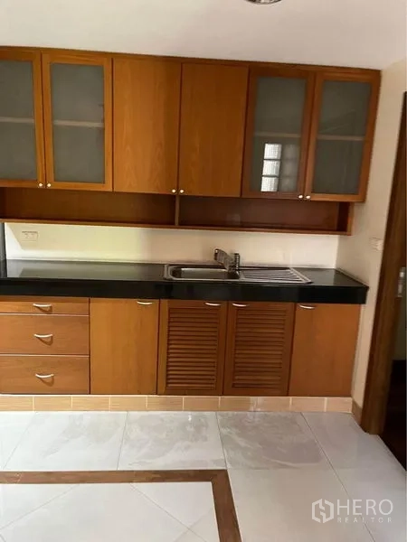 ทาวน์เฮาส์ ขายในPhra Khanong, Bangkok - ห้องครัวใช้งานสะดวก ตู้ไม้ เคาน์เตอร์หินสีดำ อ่างล้าง และพื้นกระเบื้อง