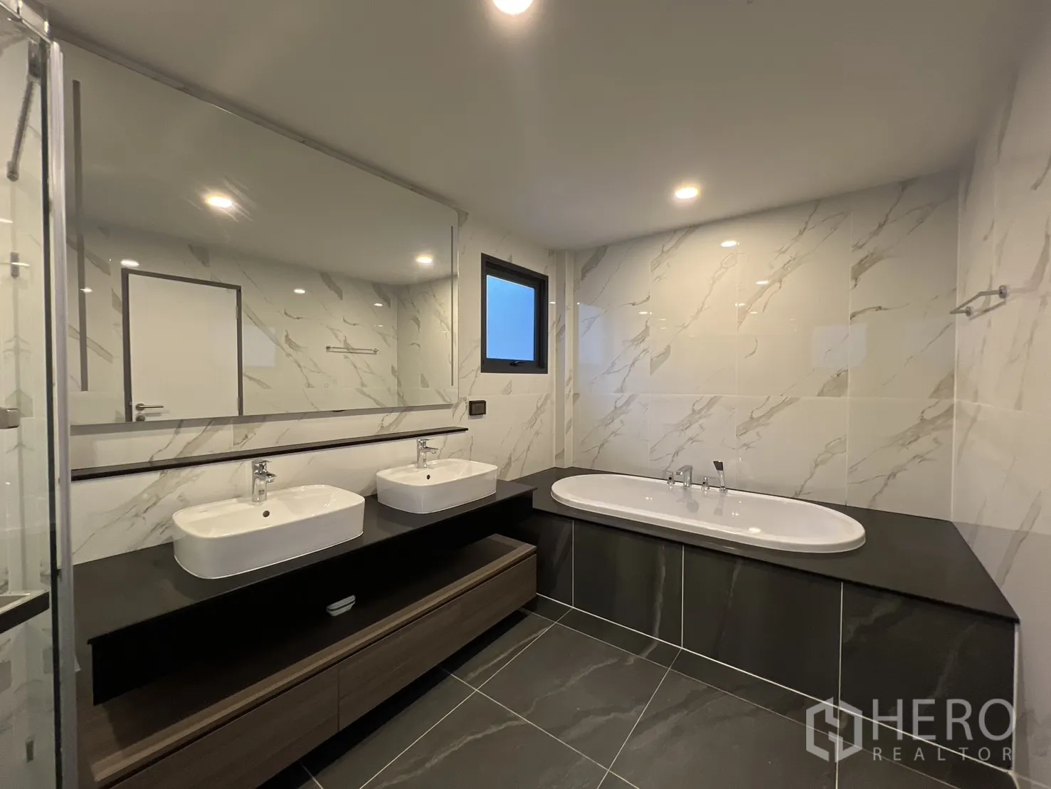 บ้าน ให้เช่าในBang Phli, Samut Prakan - ห้องน้ำมาสเตอร์ อ่างล้างหน้าคู่ อ่างอาบน้ำ และผนังลายหินอ่อน