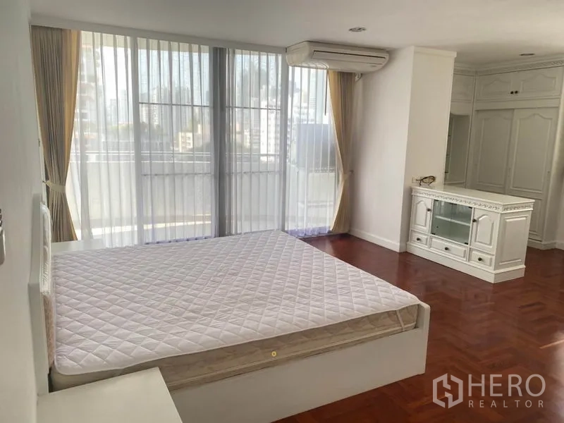 คอนโด ให้เช่าในWatthana, Bangkok - ห้องนอนใหญ่กว้าง หน้าต่างเต็มบาน พื้นปาร์เกต์ และตู้บิวท์อิน