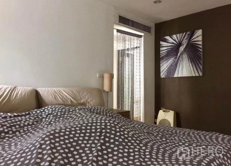 บ้าน ขายในPhra Khanong, Bangkok - ห้องนอนอบอุ่น ผ้าปูจุด พร้อมงานศิลป์ผนัง และทางเชื่อมไปยังพื้นที่สว่าง